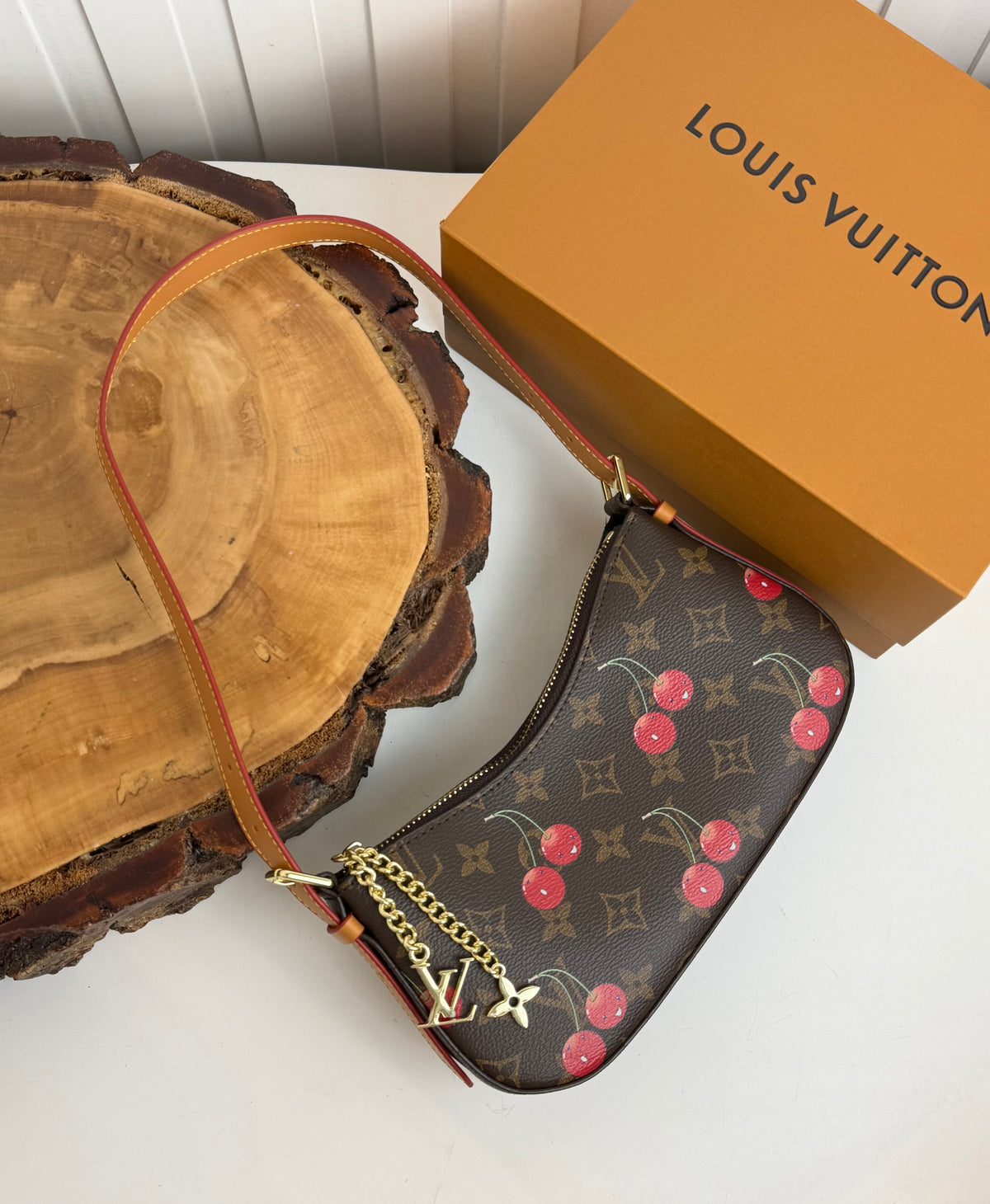 LV Pochette Accessoires Cerises
